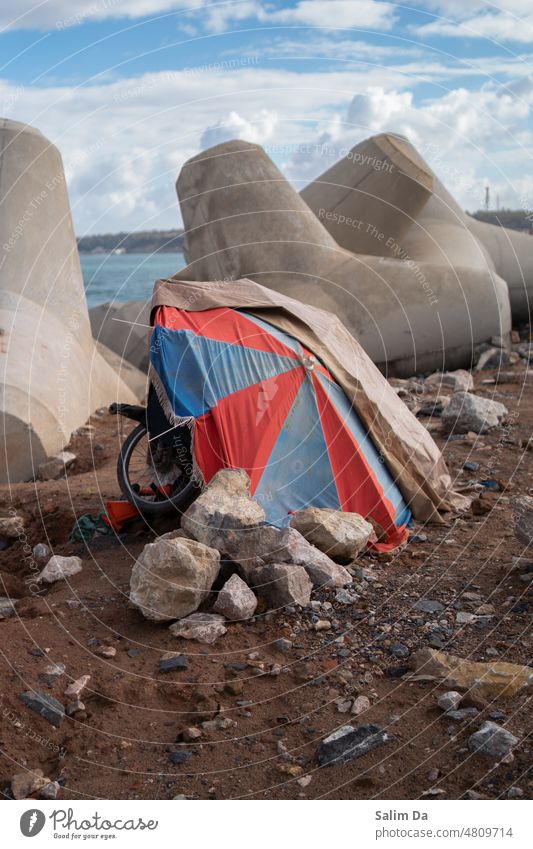 Fischer Fahrrad Zelt am Strand Felsen Fischen Fischereiwirtschaft Angeln MEER Meereslandschaft Seeküste Horizont Horizont über dem Wasser horizontale Wolken