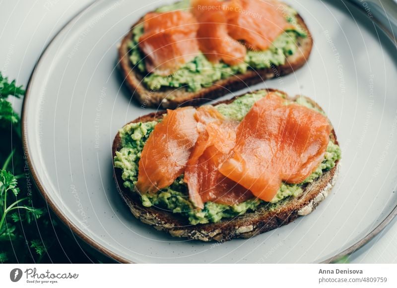 Toast mit Avocado und Lachs Zuprosten Räucherlachs gestampft Brot Mittagessen Frühstück frisch Lebensmittel Fisch Gesundheit lecker Snack Feinschmecker Mahlzeit