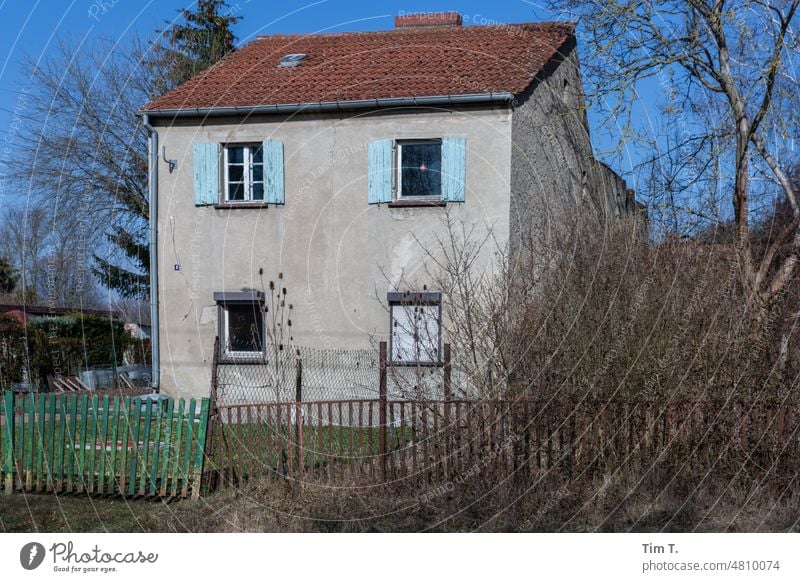 ein altes freistehendes Haus in Brandenburg Dorf Außenaufnahme Menschenleer Gebäude Tag Farbfoto Architektur Fassade Deutschland Wand Fenster Mauer Bauwerk