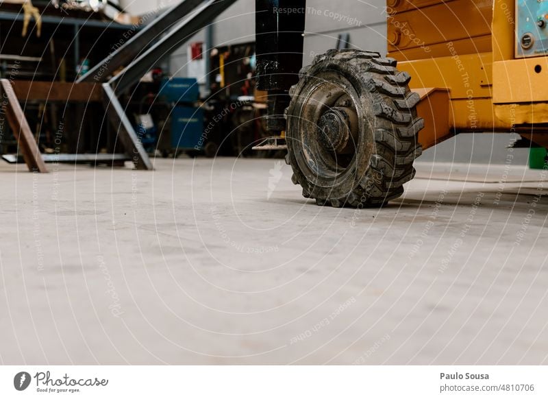 Rad einer Baumaschine Maschine Baustelle Konstruktion Textfreiraum unten Farbfoto Arbeit & Erwerbstätigkeit Außenaufnahme Menschenleer bauen Tag Industrie