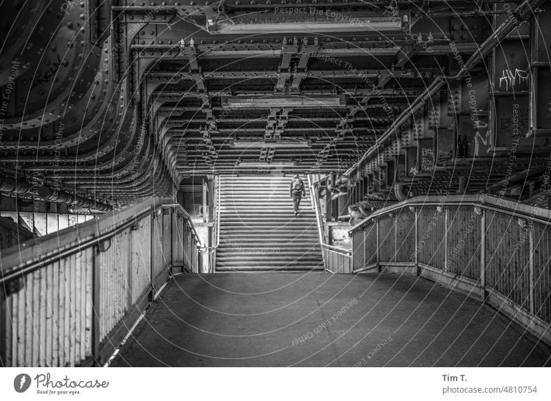 Fußgängerbrücke über die Spree zum Bahnhof Friedrichstraße Brücke b/w s/w Berlin Mitte Schwarzweißfoto Außenaufnahme Tag Architektur b&w Menschenleer ruhig