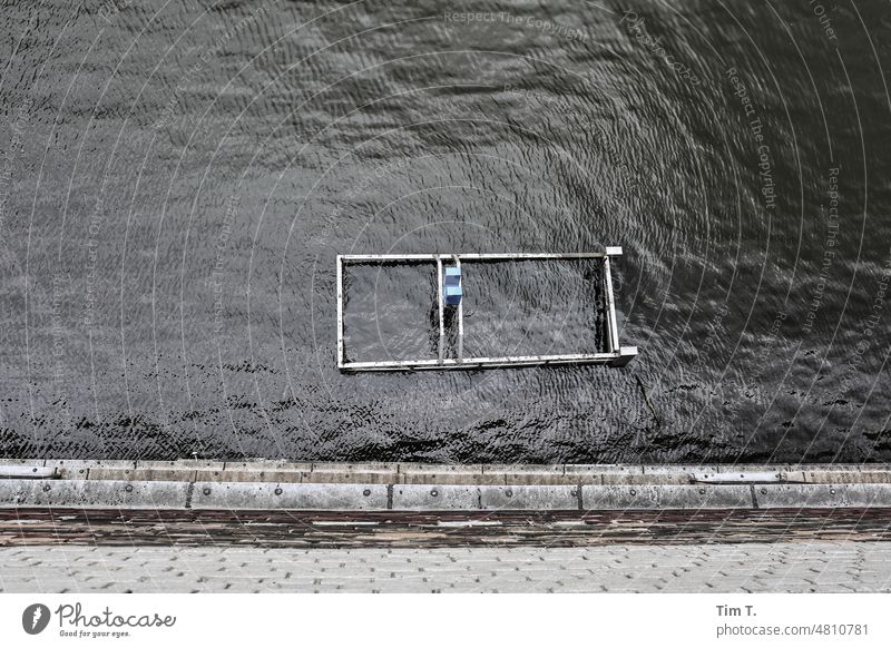 eine U-Bahn Station im Wasser Berlin Spree Kreuzberg Friedrichshain Stadt Großstadt blick von oben Außenaufnahme Farbfoto