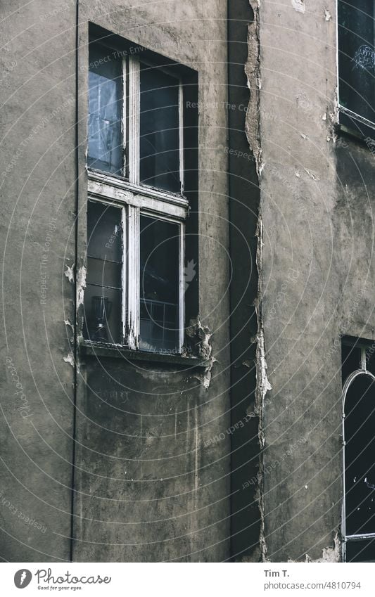 Fenster zum Hinterhof Berlin Friedrichshain Farbfoto Innenhof Haus Stadt Fassade Stadtzentrum Menschenleer Hof Altbau Architektur Hauptstadt Altstadt Bauwerk