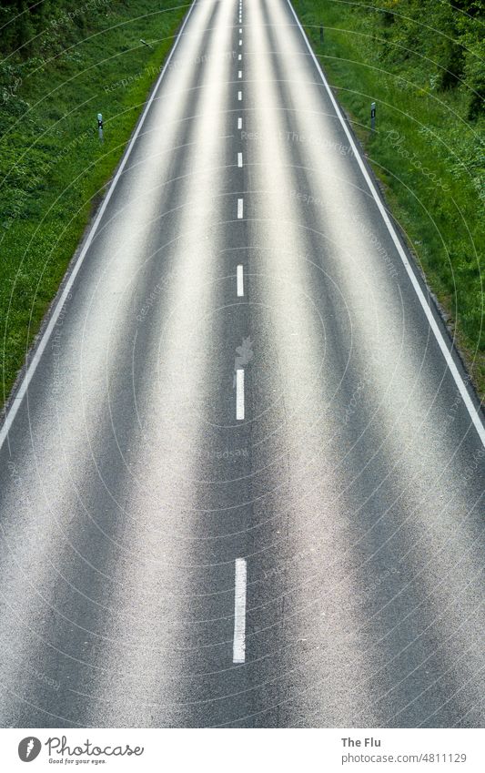 Leere Straße Verkehrswege Asphalt leere strasse Schilder & Markierungen Linie Fahrbahnmarkierung Menschenleer grau fahrspuren Außenaufnahme Strukturen & Formen