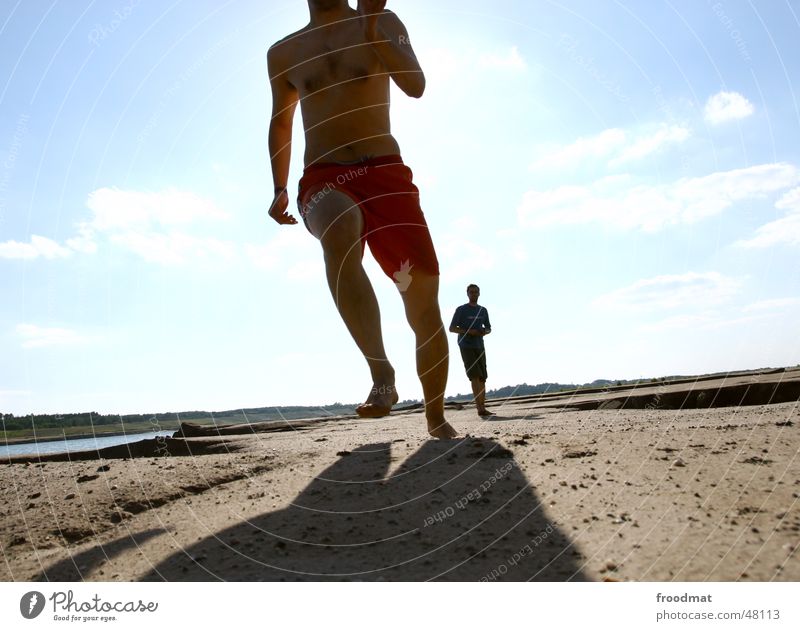 run run run Gegenlicht Sommer Himmel rennen Dynamik Bergbau Sand Fuß Schatten Sonne Freude fun sihouette verrückt laufen Bewegung movement clouds sky Anschnitt