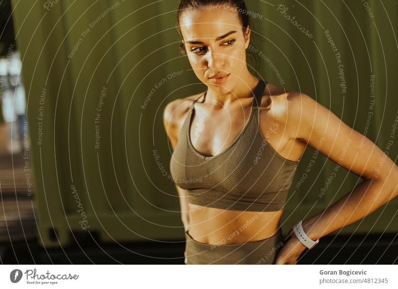 Hübsche junge Frau macht eine Pause nach einem Lauf im Stadtgebiet Athlet sportlich Kaukasier Übung passen Fitness Headset Gesundheit Jogger Joggen Lifestyle