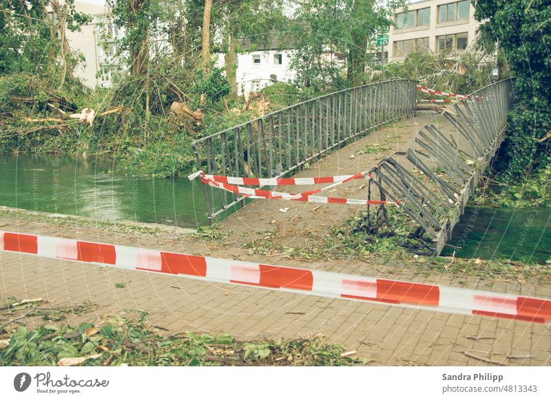 Abgesperte Fussgängerbrücke durch einen Tornado Zerstörung Brücke Unwetter Orkan Klimawandel Regen Gewitter bedrohlich schlechtes Wetter Außenaufnahme Umwelt