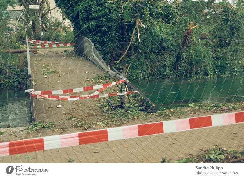 Ein Tornado zerstört ein Fussgängerbrücke Zerstörung Sturmschaden Klima Klimawandel Umwelt Menschenleer Außenaufnahme Baum Unwetter bedrohlich Urelemente