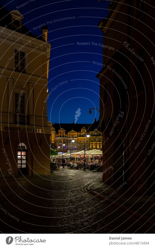 Der alte Stadtplatz bei Nacht aus dem Schatten heraus Licht Licht & Schatten Kopfsteinpflaster Kopfsteinpflasterstraße historisch Historische Bauten dunkel