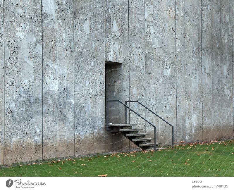 Ausgang ins Grüne! Beton Gras Eingang Mauer Stuttgart Einsamkeit Tür Treppe door Rasen Baustelle Traurigkeit