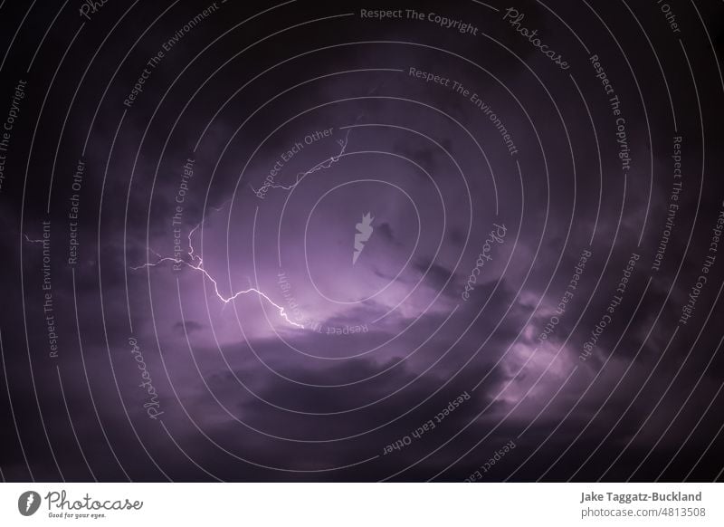 Dunkler bewölkter Himmel mit einem dramatischen Gewitter und Blitzeinschlag Unwetter Donnern Klima Elektrizität Sperrriegel elektrisch Wetter blitzen Regen