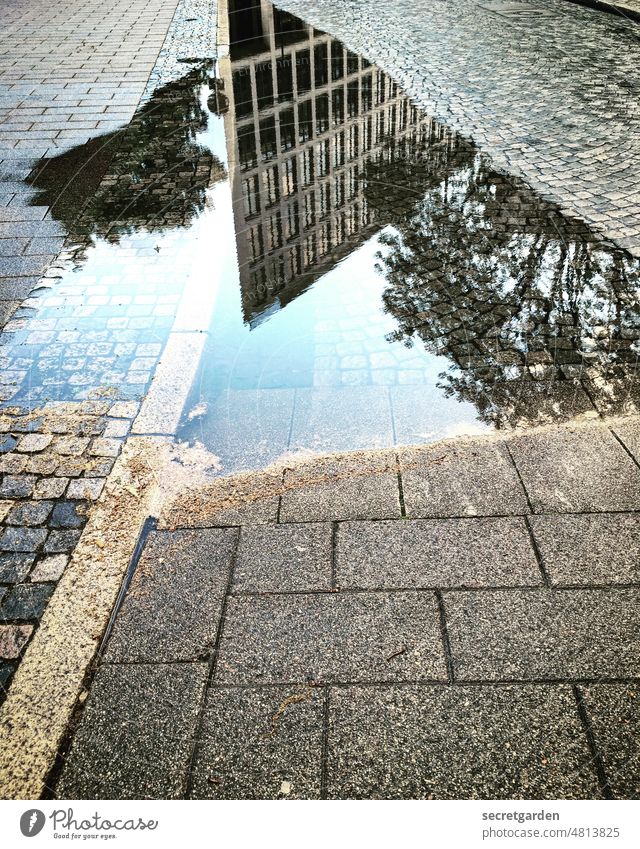 [UrbanNature HB] Spiegelcity Stadt urban Spiegelung Hochhaus Architektur Pflaster Bürgersteig Pfütze Regen nass Boden Perspektive Überkopf