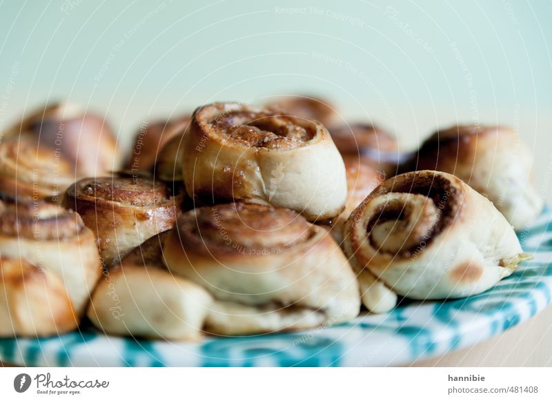 Zimtschnecken Teigwaren Backwaren Dessert Süßwaren Zucker Ernährung Teller lecker natürlich süß braun grün Liebe Vertrauen Zufriedenheit selbstgemacht Farbfoto