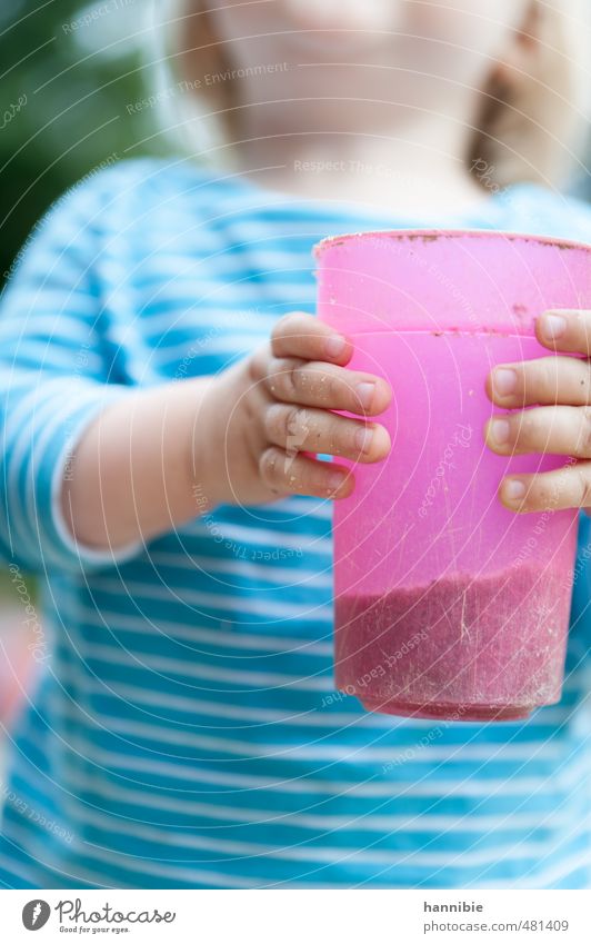 Na Prost! Spielen Kind Kleinkind Mädchen Junge Kindheit Finger 1 Mensch 1-3 Jahre blau rosa Becher Plastikbecher Streifenpullover Sand Farbfoto Außenaufnahme