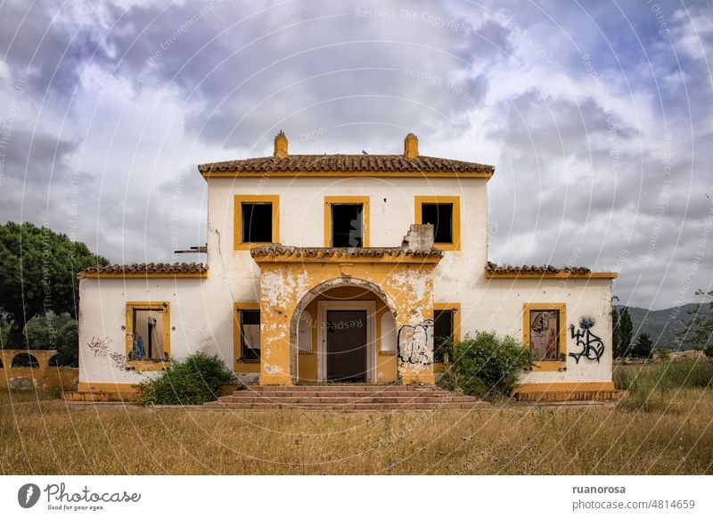 Verlassenes Haus unter bewölktem Himmel Wolken Ruine Architektur alt Zerstörung gebrochen Verfall Farbfoto Fassade Fenster