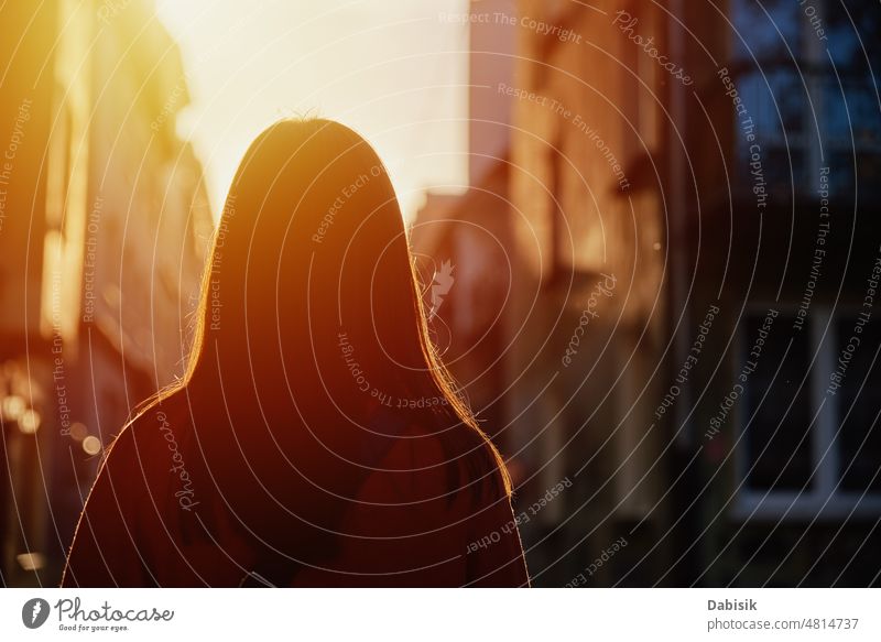 Rückansicht einer Frau auf einer Straße mit Sonnenuntergang Großstadt Silhouette Spaziergang Sommer Lifestyle Tourismus Abend Urlaub Rücken Mädchen Licht jung