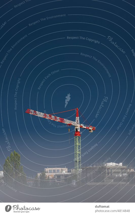 Baukran bei Gewitterstimmung Kran Baustelle Himmel blau Industrie Arbeit & Erwerbstätigkeit bauen hoch Technik & Technologie Außenaufnahme Wirtschaft