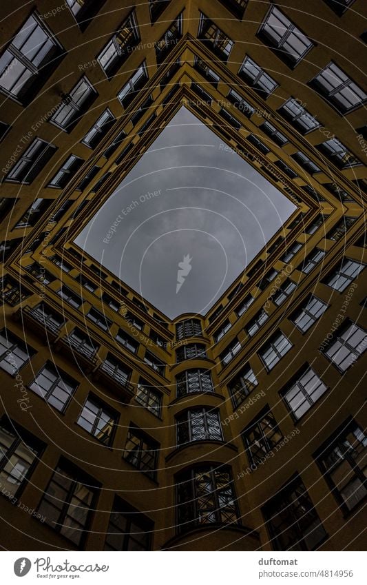 Blick nach oben im Innenhof Karree Architektur Look up Altbau Haus Stadt Hinterhof Gebäude Fassade Fenster Lichteinfall Spiegelung Stadtzentrum Bauwerk