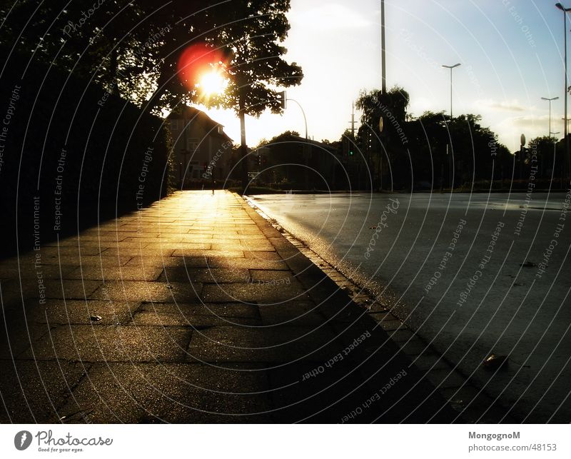 nach dem Regen Sonnenuntergang Bürgersteig Ampel Laterne Straßenbeleuchtung Pfütze