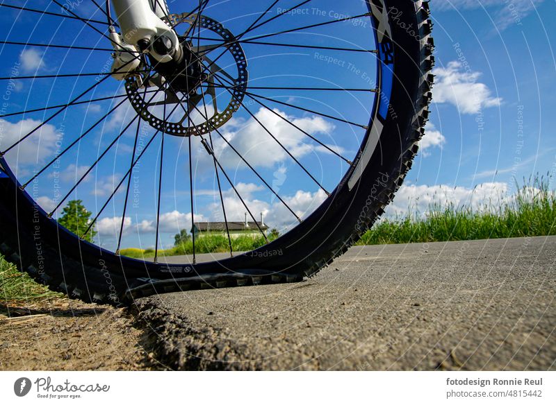 Plattfuß  mit dem Mountainbike Fahrradfahren Fahrradtour Moutainbike Außenaufnahme Freizeit & Hobby Verkehr Fahrradweg Mobilität Straße Rad sportlich Bewegung