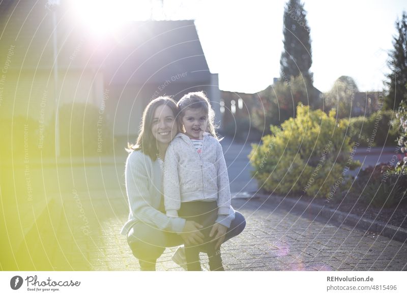 Junge Mutter mit Tochter Eltern lachen Lächeln Freude Glück Familie & Verwandtschaft 5 Jahre alt glückliches kind Kindheit froh Lebensfreude Zusammensein