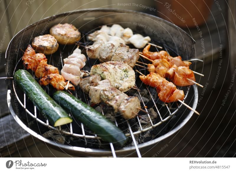 Grill mit Fleisch und Gemüse Grillen Grillsaison lecker heiß Detailaufnahme Unschärfe Ernährung Lebensmittel Farbfoto Außenaufnahme Essen Abendessen Grillplatz