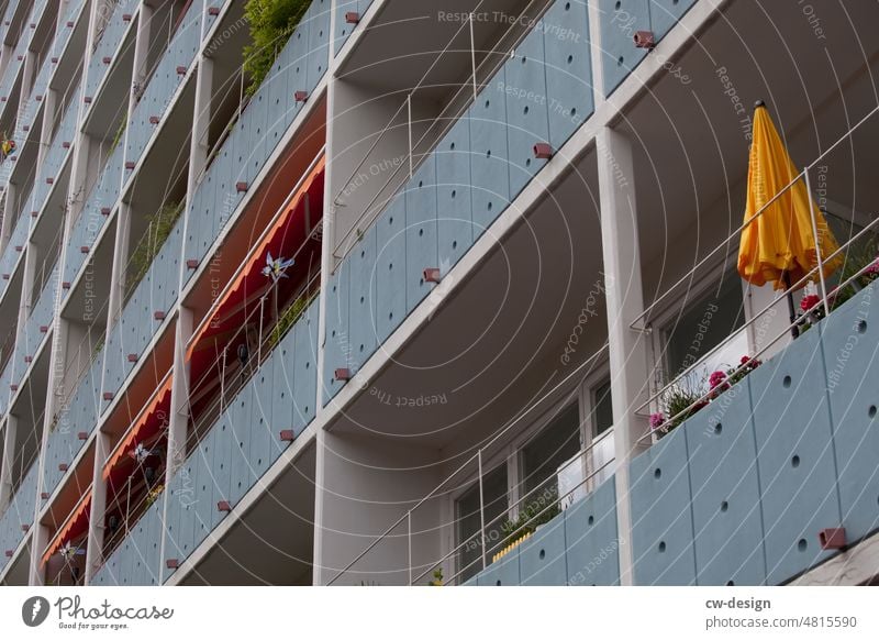 [hansa BER 2022] - Fassadendetail Sonnenschirm Regenschirm Schirm Balkon Farbfoto Tag Sommer Außenaufnahme Textfreiraum oben Wetterschutz Schutz Schatten