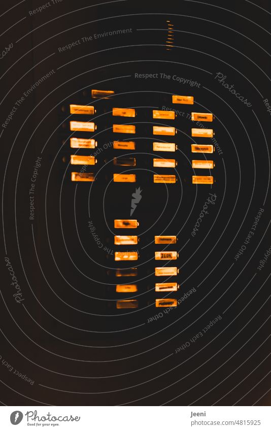Klingelstreich Beleuchtet Beleuchtung viele Knöpfe drücken Schalter Technik & Technologie Taste Wand Nacht klingeln Klingelknopf Mehrfamilienhaus Eingang