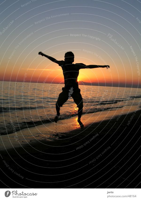 jump Freude Glück Ferien & Urlaub & Reisen Freiheit Sommer Strand Meer Jugendliche springen frech frei Freundlichkeit Fröhlichkeit Sonnenuntergang