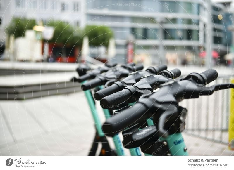 E-Scooter stehen nebeneinander an einem Platz in der Stadt E-Mobilität Elektroroller E-Roller Lenker ordentlich Verkehr Verkehrsmittel Straßenverkehr Fahrzeug