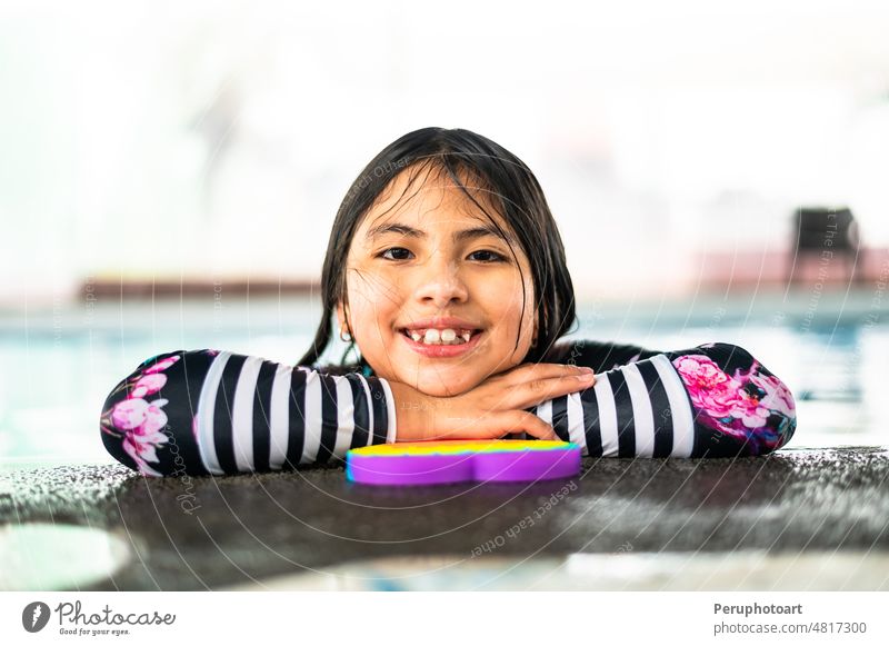 Porträt Mädchen, die Spaß in Hallenbad. Das Mädchen ruht sich im Wasserpark aus. Aktives glückliches Kind. Schwimmschule für kleine Kinder. Konzept freundliche Familie Sport und Sommerurlaub.