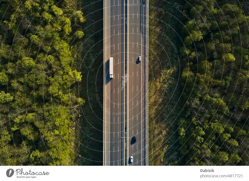 Luftaufnahme einer Autobahnstraße mit fahrenden Autos Verkehr Ansicht PKW Antenne Straße Overhead Großstadt Fernstraße Himmel Konstruktion Asphalt reisen