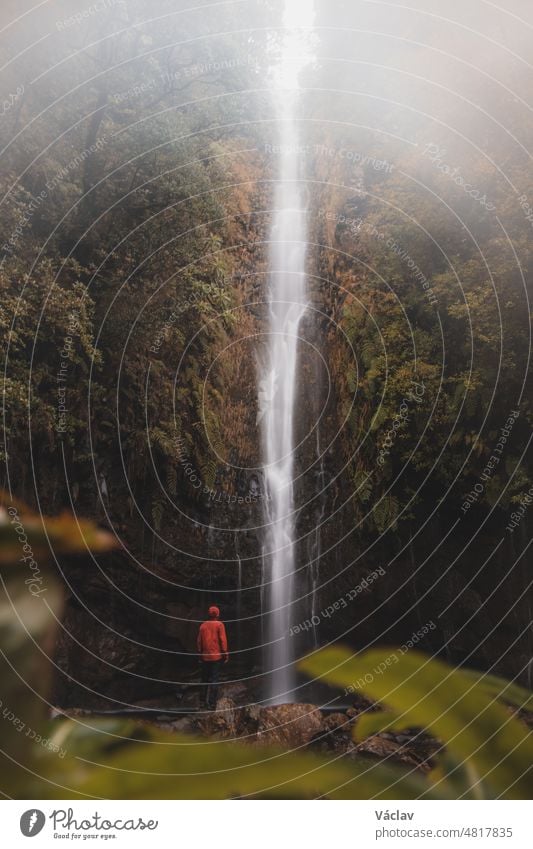 Bei Regenwetter erhebt sich der majestätische und bekannte Wasserfall 25fontes im Nebel und Regen auf der Insel Madeira, Portugal. Magische Orte in Europa entdecken