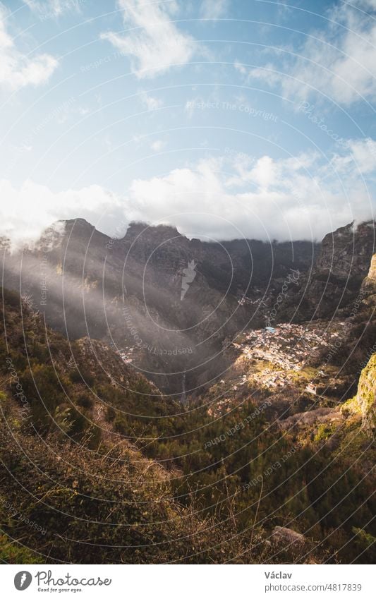 Sehr bekanntes Touristenziel, Curral das freiras, ein in den Bergen gelegenes Dorf mit wenig Sonnenlicht. Luftaufnahme des Tals der Nonnen bei Sonnenuntergang und Gipfel der Berge im Nebel