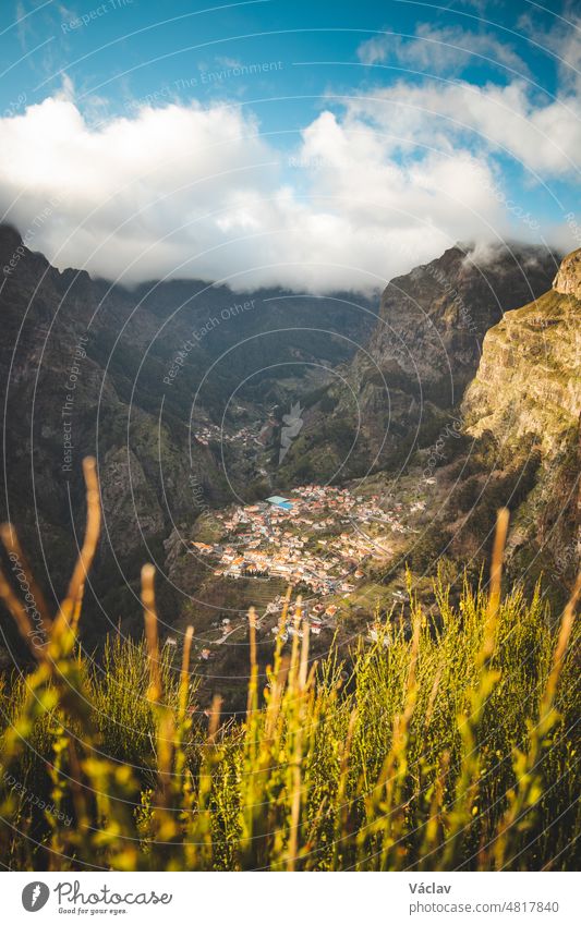 Sehr bekanntes Touristenziel, Curral das freiras, ein in den Bergen gelegenes Dorf mit wenig Sonnenlicht. Luftaufnahme des Tals der Nonnen bei Sonnenuntergang und Gipfel der Berge im Nebel