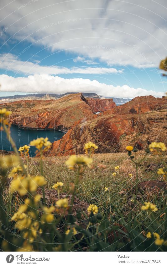 Das Gebiet von Ponta de sao lourenco ist einer der meistbesuchten Orte auf der Insel Madeira, Portugal. Atemberaubende Felsformationen und die raue Wildheit der Natur werden jeden Reisenden entwaffnen