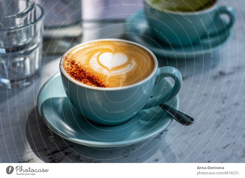 Latte oder Cappuccino Kaffee im Cafe heiß Tasse melken trinken Café Frühstück Aroma weiß Morgen Kunst Getränk Barista Restaurant aromatisch professionell Herz