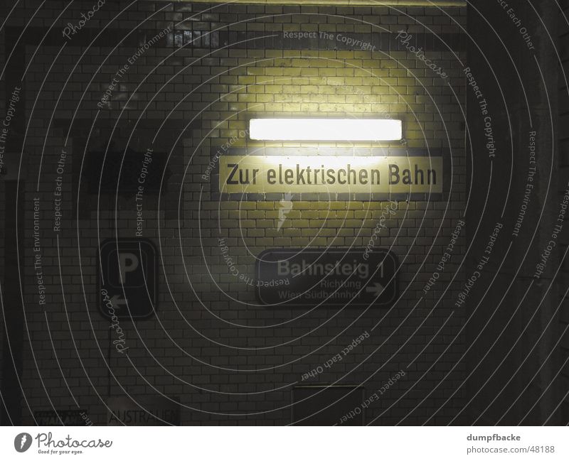 Zur elektrischen Bahn Station Bahnsteig U-Bahn Öffentlicher Personennahverkehr Verkehrsmittel Licht Lampe dunkel Bahnhof railway railroad Unterführung underpass