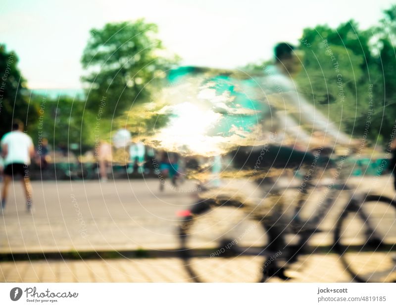 schneller Lieferdienst ist auf dem Rad unterwegs Lieferservice Transport liefernd Job Fahrrad Mann Straße Doppelbelichtung Reaktionen u. Effekte Sonne