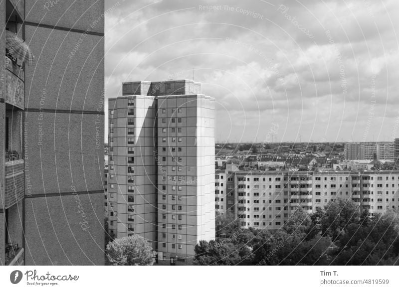 Ernst Thälmann Park Berlin Plattenbau s/w b/w Schwarzweißfoto Außenaufnahme Tag b&w Architektur Menschenleer ruhig Einsamkeit Gebäude Stadt Bauwerk Stadtzentrum