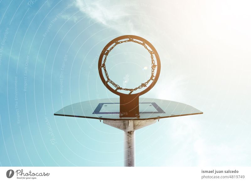 Street-Basketball-Korb Sportgeräte Reifen Straßenkorb Basketballkorb Himmel blau Silhouette kreisen spielen Spielen spielerisch alt Verlassen Park Spielplatz