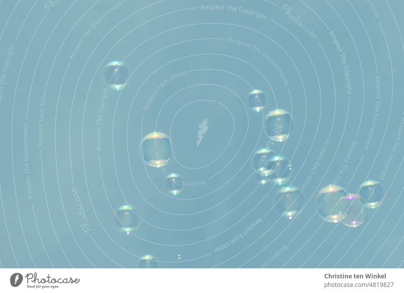 Schillernde Seifenblasen schweben hinauf in den hellblauen Himmel | Kitsch kennt keine Grenzen glänzend durchsichtig Reflexion & Spiegelung Kugel mehrfarbig