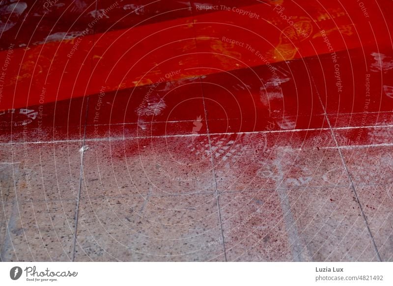 Fußboden einer Industriehalle; in roter Farbe und Staub wurden Spuren hinterlassen... grau staubig Fußspuren Tritte Schritte Wege verschlungen Wege & Pfade
