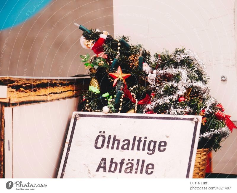 Aufräumen im Mai: Ölhaltige Abfälle und die Weihnachtsdeko muss auch weg aufgeräumt Frühjahrsputz aufräumen Ordnung Ordnungsliebe ordentlich reines Gewissen