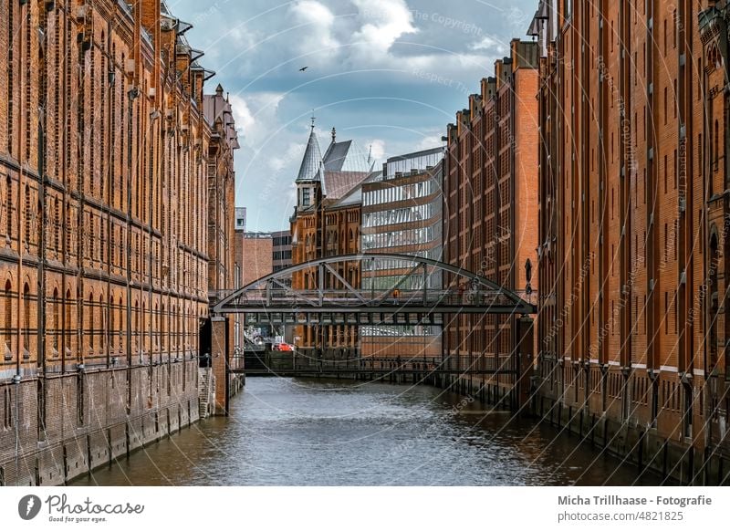 Hamburg Speicherstadt Fleet Gebäude Architektur Brücken Weltkulturerbe Backsteinfassade Stadt reisen Städtereise Urlaub Alte Speicherstadt historisch