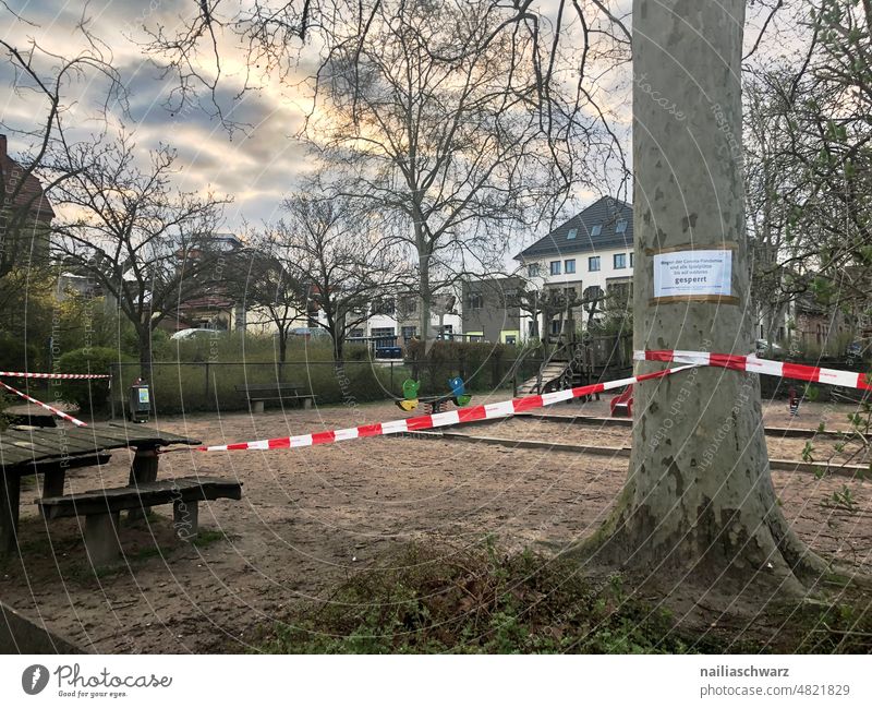 Pandemie einschränkung ausgangsverbot kindertagesstätte kindergarten vorsicht schaukel distanz kinderspielplatz tatort sperre sicherheit seuche menschenleer