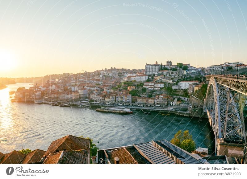 Stadtbild von Porto über dem Fluss Douro Luis II in Porto, Portugal im Sommer 2022. Bogenbrücke Architektur Bank Boot Brücke Gebäude Großstadt Wolken Kultur