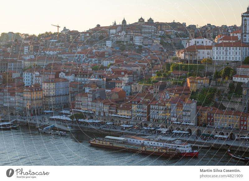 Stadtbild von Porto über dem Fluss Douro Luis II in Porto, Portugal im Sommer 2022. Bogenbrücke Architektur Bank Boot Brücke Gebäude Großstadt Wolken Kultur