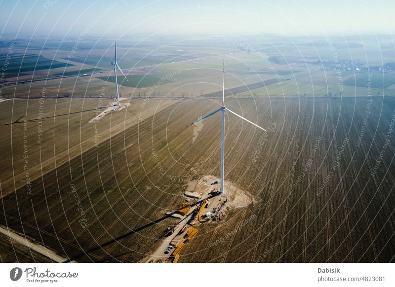 Baustelle in der Nähe einer Windkraftanlage, Installation eines Windgenerators Energie Windmühle Erzeuger Flugzeugwartung Turbine Zusammenbau regenerativ