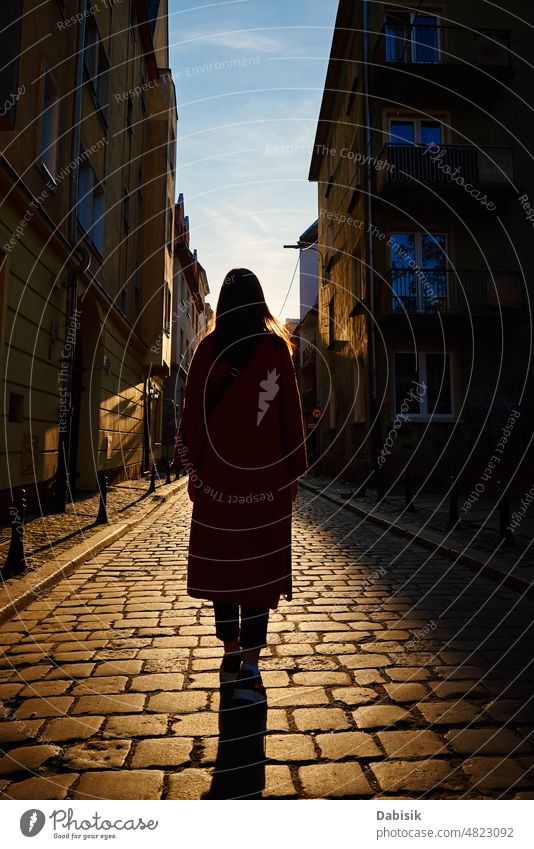 Rückansicht einer Frau auf einer Straße mit Sonnenuntergang Großstadt Silhouette Spaziergang Sommer Lifestyle Tourismus Abend Urlaub Rücken Mädchen Licht jung